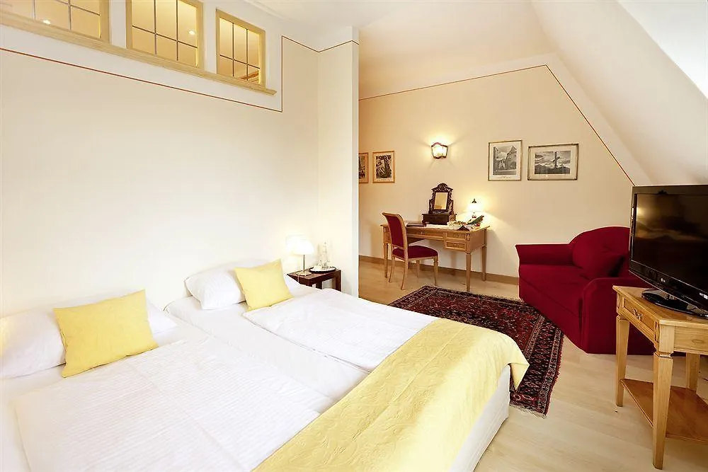 Hotel Hirsch Fussen 4*,